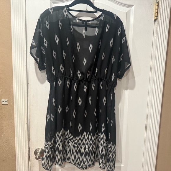 PORTOCRUZ Black and White Patterned Swimsuit Cover-up - Picture 2 of 5